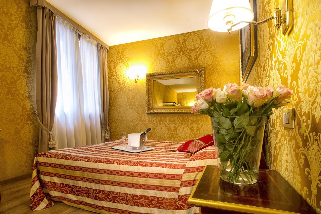 Bed and Breakfast Residenza Goldoni Венеція Номер фото